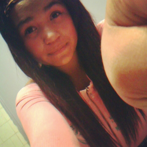 ♥♥ im hawaiian , SINGLE , hmu though ?
soccor and softball . Burgundy ♥ and  extentions freak lol