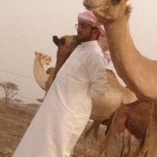 مواطن من دولة الإمارات العربية المتحدة وانتمي لها قلباً وقالباً وابذل قصارى جهدي لخدمتها وخدمة رئيسها سيدي خليفه بن زايد ال نهيان  حفظه الله وهذا يكفيني فخراً .