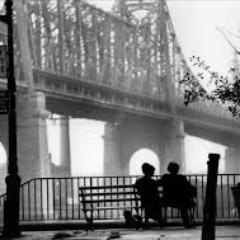 Hijo de Pilar y Jose. A veces escribo. My life is like a woody allen movie.