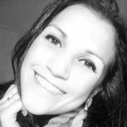 Sou brincalhona, acredito nos meus sonhos. Gosto de sorrisos, beijos demorados, abraços fortes e palavras bonitas..