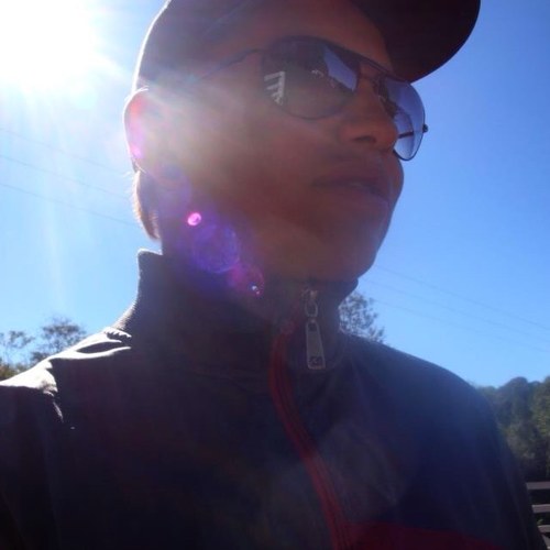 Tenho saudade
De pessoas que fui conhecendo
lembranças que fui esquecendo
amigos que acabei perdendo
Mas continuo vivendo e aprendendo.