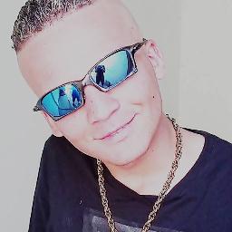 Se eu me afastar, se aproxime. Se eu mandar você ir, por favor, fique. Se eu tiver medo, me abrace. Se eu estiver bravo, sorria.