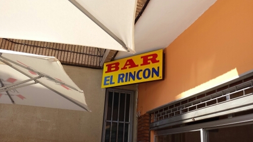 Desayunos, meriendas, raciones, sandwiches, hamburguesas, platos combinados y el mejor ambiente.