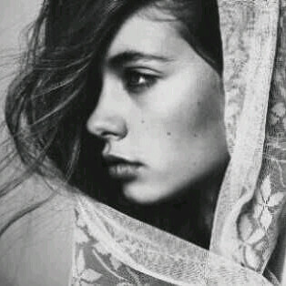 قَد اكتبُ عن الفقدِ كثيرا لكني لا ارتَجي عودة أحد