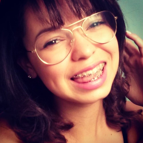 *Alegre *simpática *humilde