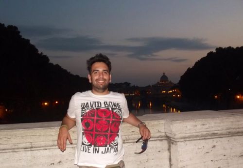 RodrigoAnDiaz's profile picture. Callejero con el sol a cuestas,fiel a su destino y a su parecer; sin tener horario para hacer la siesta ni rendirle cuentas al amanecer.