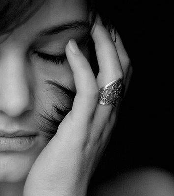 مَمزآجيه وآحياآناً كَسوله.  كٌڶ مَ يهمني هو غروري وآٌسلوبي وححمرة شفآتي. مﯛقنه دآۨئمآً بِ آني جَجﻤيله وَمن يعترض فَ عليه آولاً آن يَلمس السمآَء