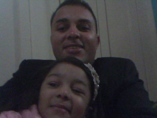 Dependente de Deus e apaixonado pelas mulheres da minha vida, Angela (esposa) e Laura (filha).