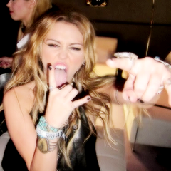 miley se humilha por votos cadela