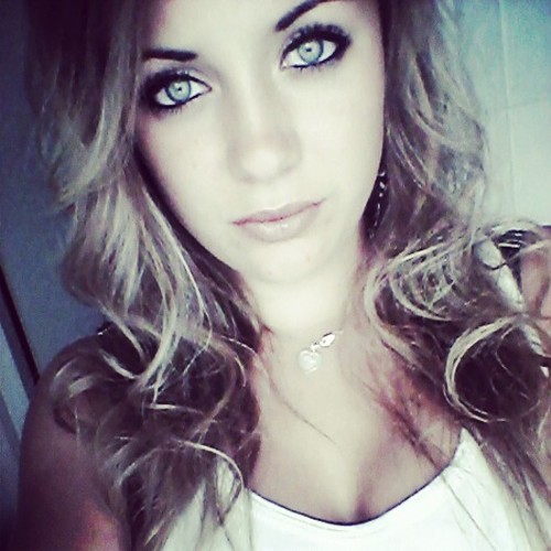 ik laat het verleden achter me, maak een nieuwe start. vergeet mijn tranen en ik luister naar mijn hart. IK HOU VAN DAT GEKKE LIEVEE WAIFFIE DANIELLE X ROMY