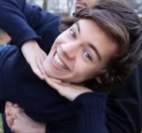 FREE FOLLOW PLEASE FOLLOW @runawayxziam FOR MORE FOLLOWS:) I love you all, stay beautiful xx