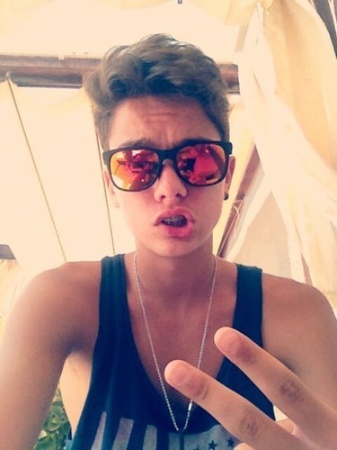 I'm a Directioner-Boy and Beliber-Boy :) Oh Yeah Brò! c: