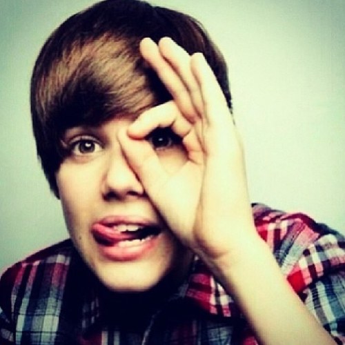 Plz go and follow my othet account @kidrauhlmyidol6 im a really big belieber plz go follow i love justin with all my heart