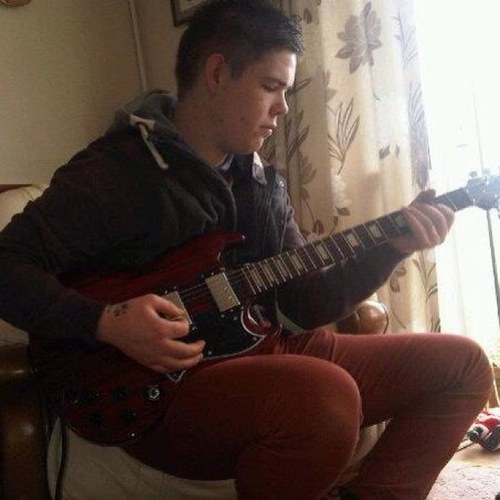 Got a gorgeous wife!! Been married nearly 2years!! Music is lyf loves playing ma guitar couldn't be happier!!!
