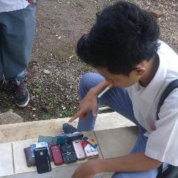 Cowok gamers adalah cowok yang setia dan tidak suka maenin perasaaan prempuan !