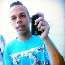 - Eu tenho 4 sorrisos: um quando acho graça, um quando sou irônico, um quando fico sem graça e um quando te vejo. 3