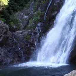 山間部の美しい清流を眺めるのが大好きで、おいしい湧水や天然のミネラルウォーターを飲むのが好きな男です。各地の清らかでおいしい水を探し求め、そして、その情報を交換できる事を願っています。