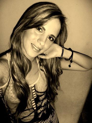Debaixo da maquiagem e por trás do meu sorriso, eu sou apenas uma menina que deseja o mundo.