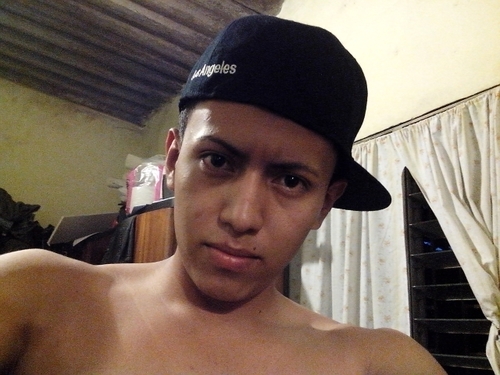 soy una persona sincera agradable divertida en pocas palabras un buen amigo :)