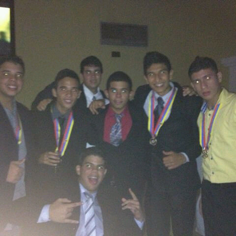 Buenass Me gusta salir, compartir con mis amigos, Familiaa Solo Sigueme y te Sigoo. Conoceme ;).                     #SoyCheveree
