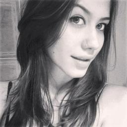 a magrela de cabelo liso.