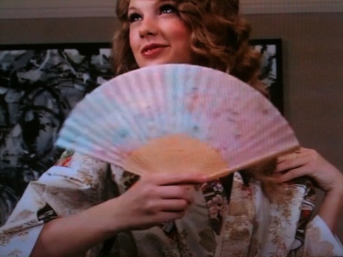 Not just The Voice, and more than just X Factor. Not just the beauty, but it's the personality. Please welcome the STARLIGHT: TAYLOR ALISON SWIFT,everybody.