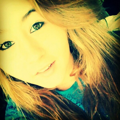 I'm Julie .! Follow me I follow back .