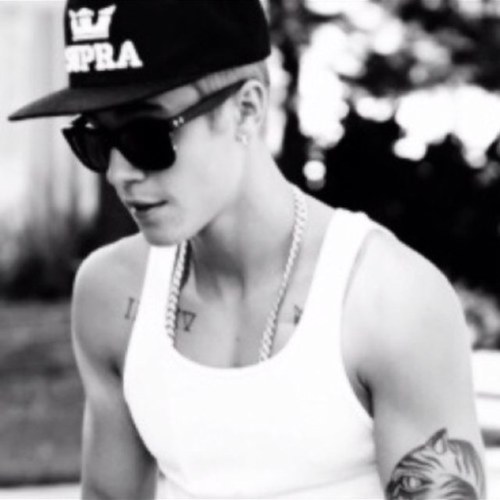 I just gave u a free follow plesse follow my friend @_fvcksbieber_ she follows back! If u dont follow i will unfollow