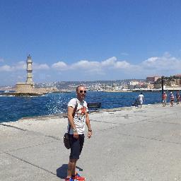 Εκ Θεσσαλονίκης,αθεράπευτα ΠΑΟΚ κ Liverpool (κ όχι Θλιβερπουλ), εργάζεται στο μαγευτικό Sani Resort της Χαλκιδικής.