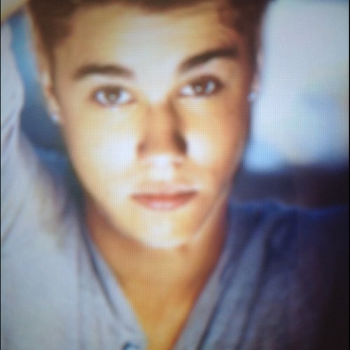je suis belieber depuis le debut de la carriere de justin je suis fan de lui car déjà il m'a apporté beaucoup de chose dans ma vie. grace à lui j'ai un reve.