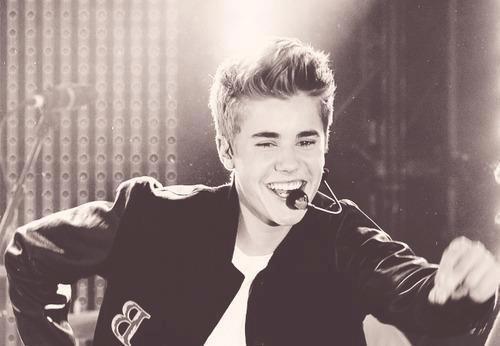 hi guys im eva and im belieber