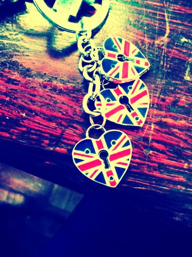 hihi !!! im just a ordinary girl how tweets what she thinks or wonders about the world out there... my bbm pin is: 7BD0DF4A :)