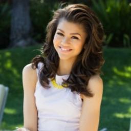 I'm Maddie! My middle is Olivia. I love God and I love the color Teal Blue! I use a MacBook Pro! I'm 5'6'' :)