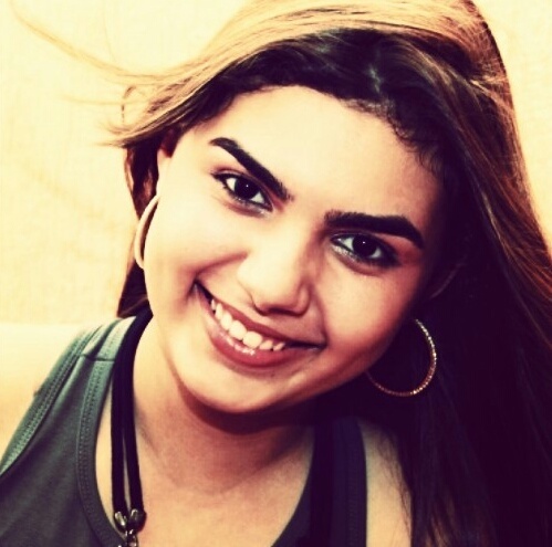 Cearense, 18 anos, geminiana, estudante de Direito, apaixonada por música e teatro.