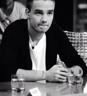 HEY PLEASE FOLLOW @louissexythang