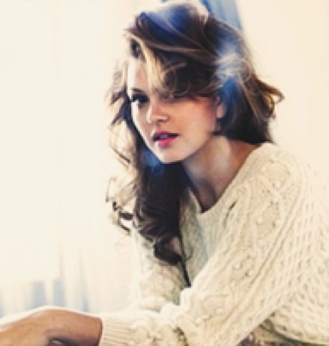 IdyllicRarity's profile picture. Younger sister to @EnticingVirtue. | 18+ | THG RP.