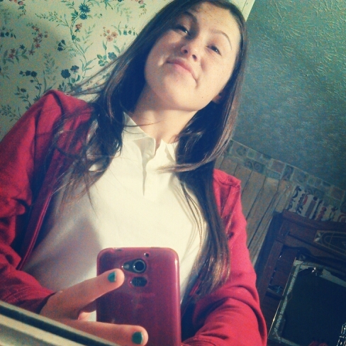 Turn that FOLLOW button BLUE . FOLLOW : My Everything @KissableGiggles :) :) .. Follow Her . NOW