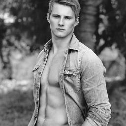 Cato Hadley, en tu lista de hombres perfectos, soy el número uno. Tu dices, no más guerra, y yo digo menos ropa...'besame, busquemos la paz en el amor'.Pecosa♥