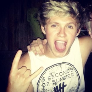 Hey directioners! FREE FOLLOW!!! GO FOLLOW @RightDirecti0nn !! Thank you!!