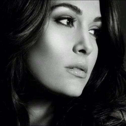 Hello, I'm a 19 year old girl, called Nikki , living in Mystic Falls, and dealing with being in a New Town .... {Single•Rp•Hybrid} 
Twin : @Martin2Brie