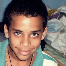 Amo filmes, jogar futebol, tenho olhos verdes, amo musica, e é isso ae follow me!!!