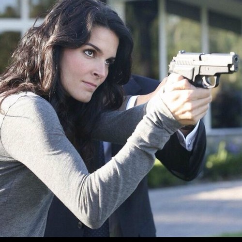 Jane Rizzoli, Work´s as a detective of home side and single hate dresses love my family and maura is my best friend,frost,frankie,korsak,maura-my team