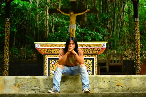 | salib di dadaku | siapa di hatiku | olahraga di kaki ku | gitar di tanganku |