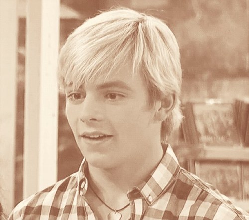 Hey guys I'm Austin Monica Moon I star in Austin and Ally!! #SINGLE
