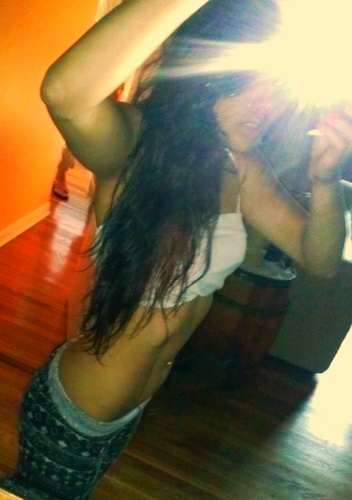 5'2 and 105 lbs. avi is me. kik:emaciated_QUEEN