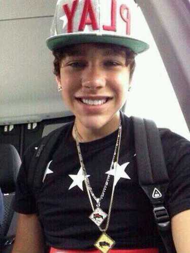 mahonezbby's profile picture. always fangirling over that kid who had shaggy hair, puka necklaces, jordan shoes, braces, a talent and a dream.