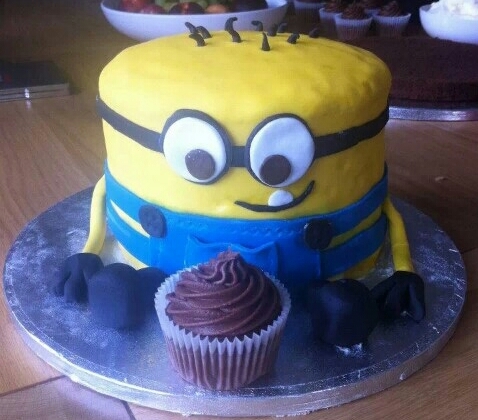 I make cupcakes and celebration cakes for Liverpool, St Helens & Knowsley. I also have a facebook page 'Hannahs Crafty Corner'. Please DM me for prices xx