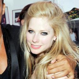 Follow me if you love Avril Lavigne,Hayley Williams,Britney.I also love JoJo,Taylor Swift,Ashley Tisdale, Cece n Rocky.I love hip hop,too,especialy breakdance^^
