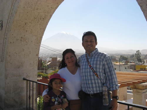 Abogado, especialidad Familia, Civil, Comercial  con linda Familia, esperando que la sociedad mejore