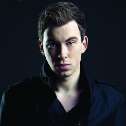 Robbert van de Corput conocido como Hardwell, nació el 7 de enero de 1988, en Breda, Países Bajos. Es un DJ y productor holandés.